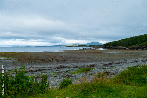 Loch Eishort K  ste bei Ord  Isle of Skye  mit Blick auf die Guillin Mountains