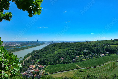 Panoramablick über Wien mit Donau und Nussberg