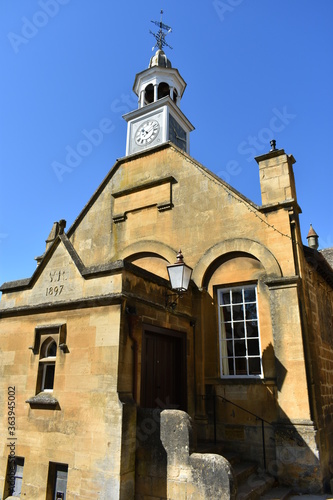 England, Gloucestershire, Cotswolds, Chipping Campden, houses and church