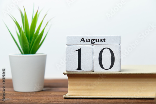 Photos 10th august - tenth day month calendar concept on wooden blocks