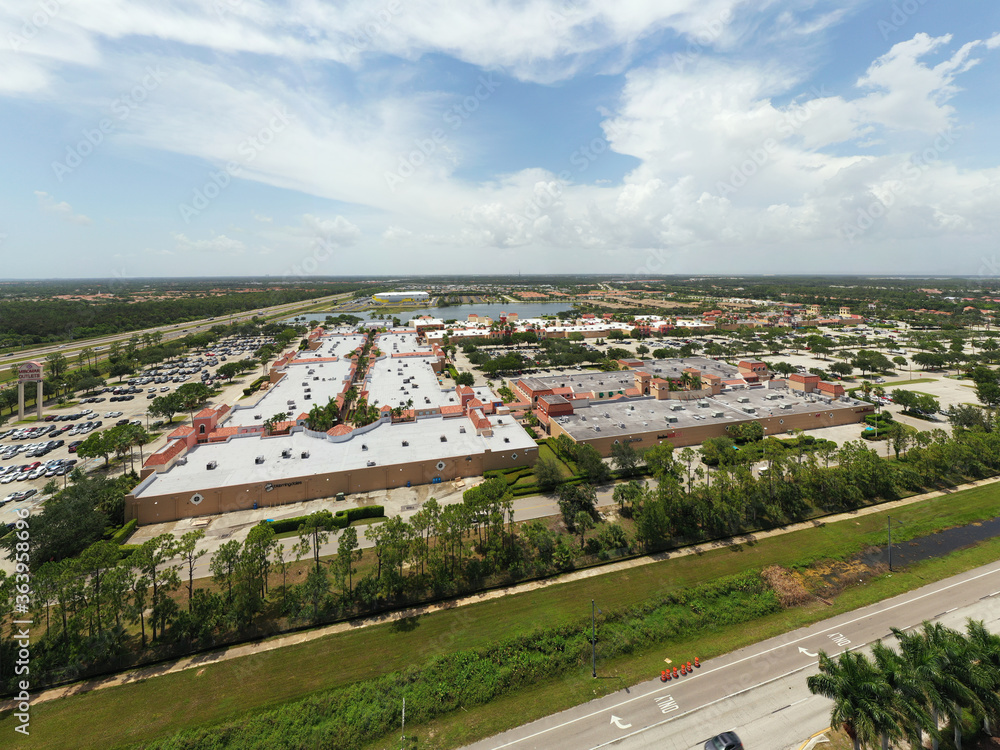 Fototapeta premium Miromar Outlet shops Estero Florida USA