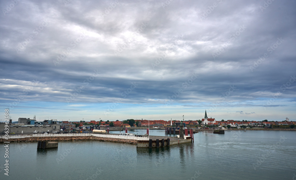 Einfahrt mit der Fähre in den Hafen der dänischen Stadt Rønne auf der Insel Bornholm bei bewölktem Wetter