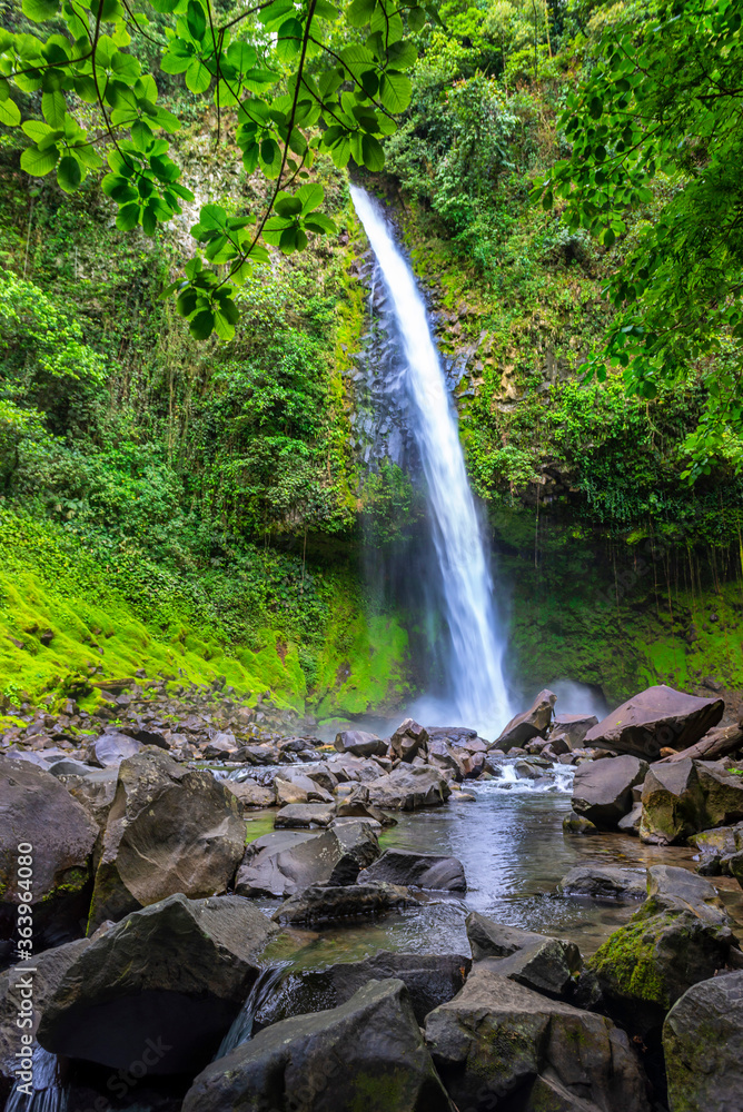 Obraz premium La Fortuna Waterfall in the forest with river, close to Arenal Volcano, Costa Rica national park. Central America.