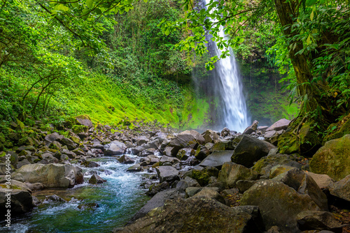 Photo La Fortuna Waterfall in the forest with river, close to Arenal Volcano, Costa Rica national park