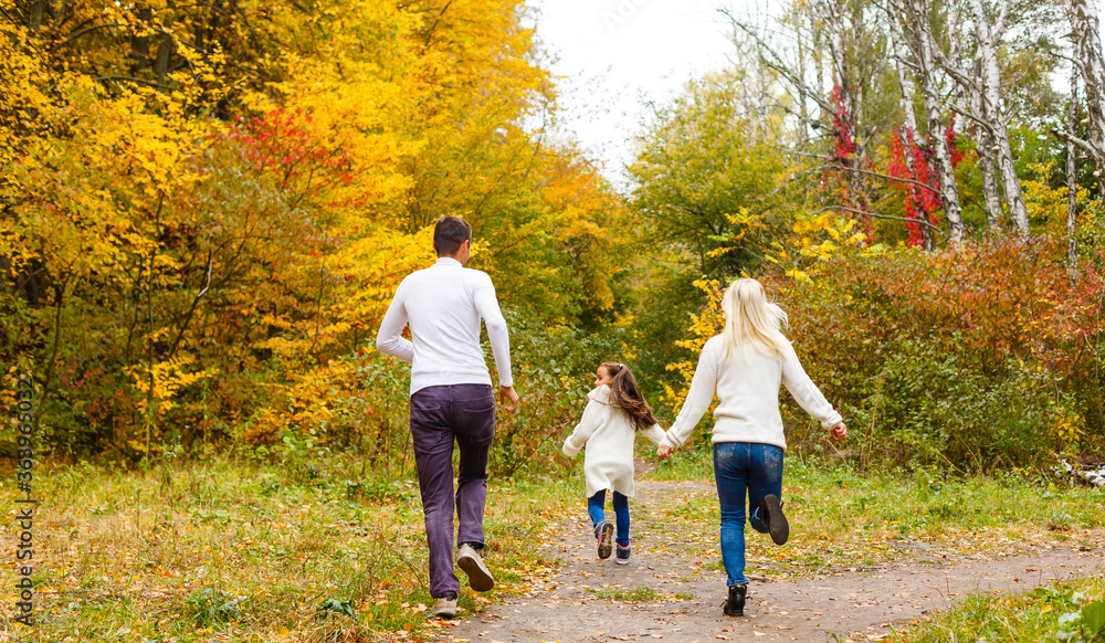 Obraz premium family, childhood, season and people concept - happy family in autumn park