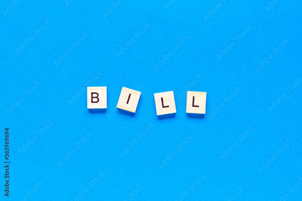 Obraz premium rachunek drewnianymi literami na niebieskim tle, układ płaski, widok z góry, baner