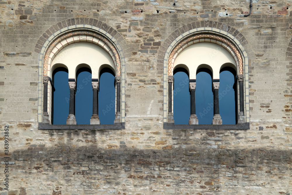 Bensberg, Altes Schloss, Romanische Rundbogenfenster