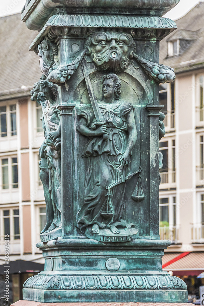 Obraz premium Statue of Lady Justice in front of the Romer at Romerberg (Romerplatz) in Frankfurt am Main, Germany.