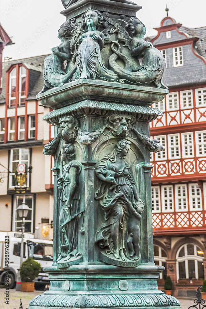 Obraz premium Statue of Lady Justice in front of the Romer at Romerberg (Romerplatz) in Frankfurt am Main, Germany.
