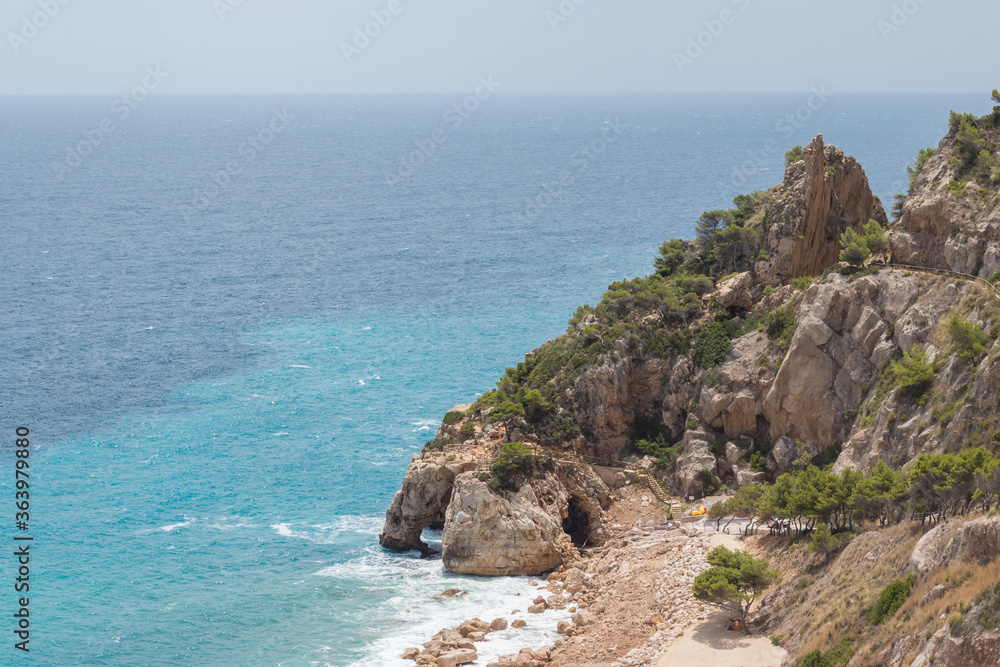 Roca en una playa de Alicante, España