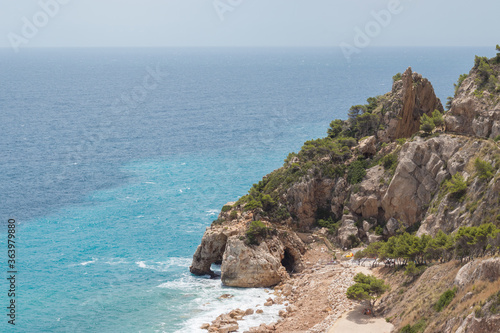 Roca en una playa de Alicante, España