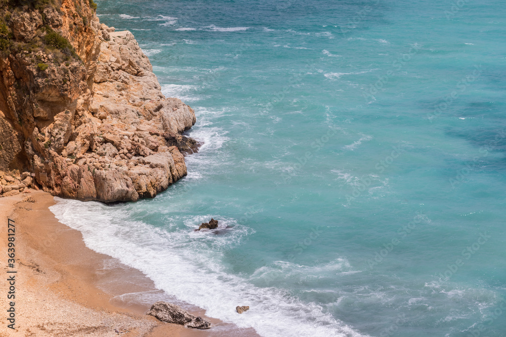 Roca en la playa de Alicante, España