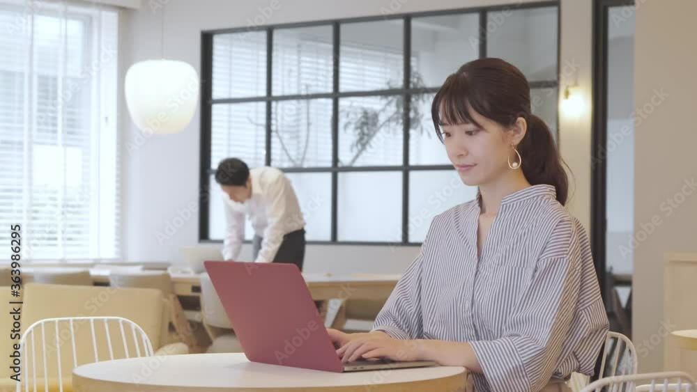 コワーキングスペースで働く人々 コワーキングスペースで働く人々