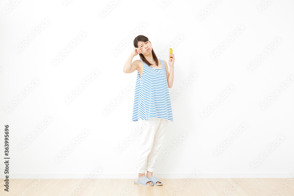 女性 リビング 女性 リビング