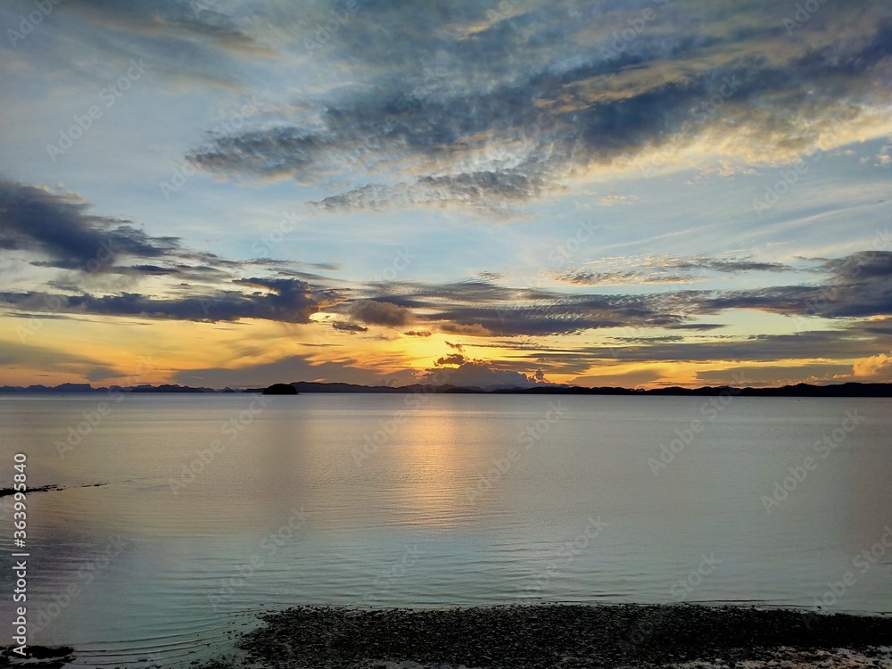 Fototapeta premium The morning sunrise in Phuket is beautiful, colorful and natural.
