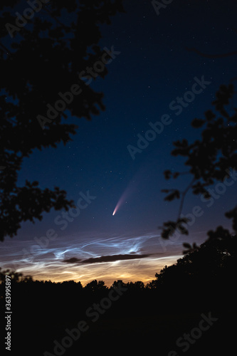 Komet Neowise über Norddeutschland mit Leuchtenden Nachtwolken
