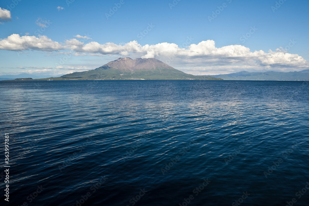 鹿児島人口島より見る夏の雲と桜島