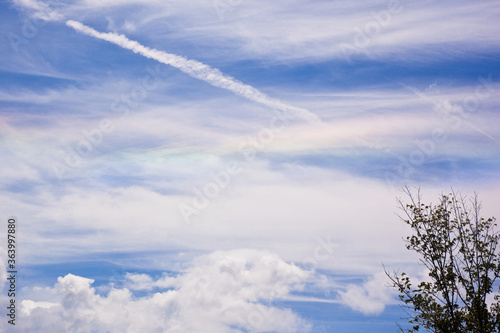 飛行機雲と淡い彩雲  © 田村広充