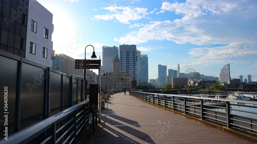 横浜　開港の道から見えるみなとみらいの青空