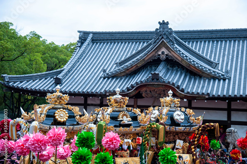 神社に宮入りし練り合わせする日本の秋祭りの灘のけんか祭り