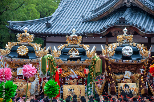 神社に宮入りし練り合わせする日本の秋祭りの灘のけんか祭り
