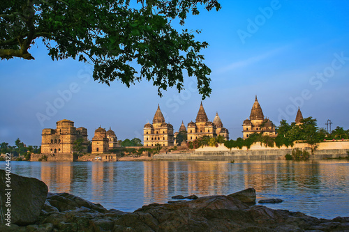 Tableau sur toile View of Royal cenotaphs (Chhatris) of Orchha over Betwa river