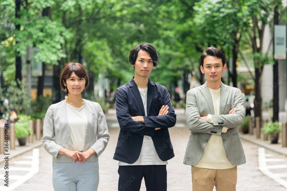 男女　ビジネス　オフィスカジュアル　腕組み