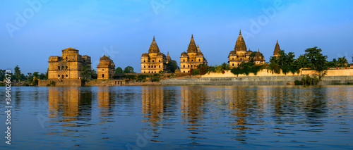 Fotografía View of Royal cenotaphs (Chhatris) of Orchha over Betwa river
