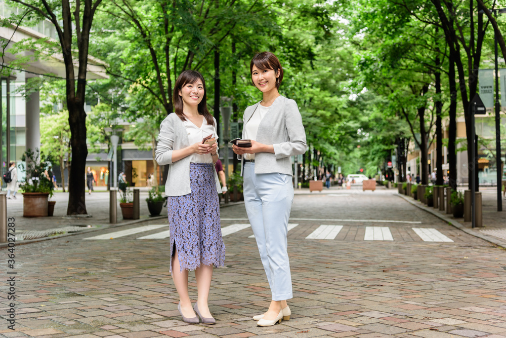 Naklejka premium 同僚 女友達 昼休み ランチ