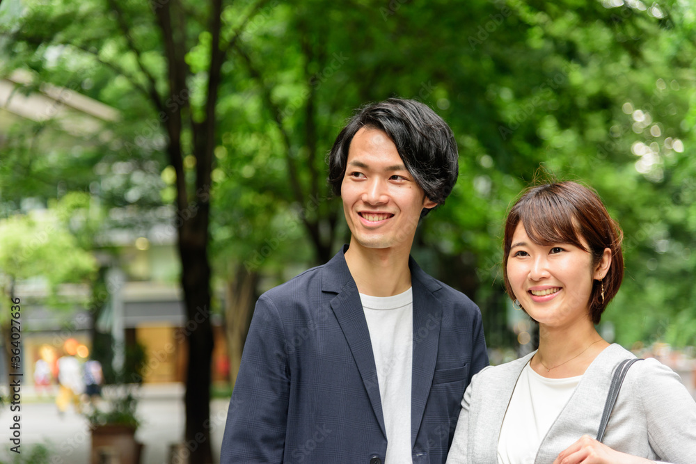 男女　カップル　歩く