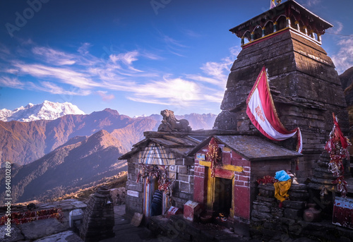 Foto Beautiful panoramic landscape view of the Lord Shiva temple at the highest altitude of Himalaya