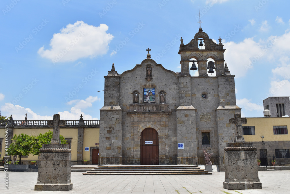 Φωτογραφία Zapopan, Mexico - July 5 2020: Front view of the parish of San Pedro Apóstol