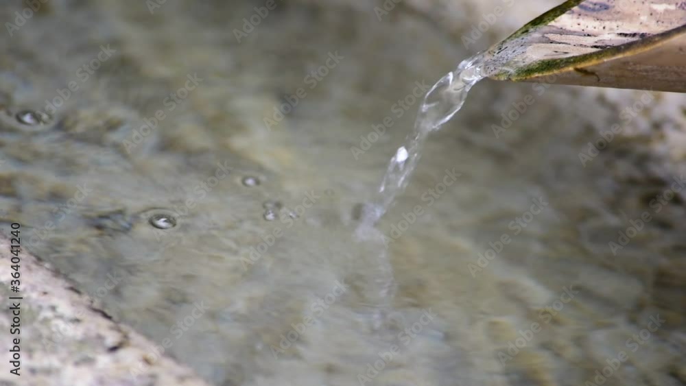 こんこんと湧き出る美しい湧水 こんこんと湧き出る美しい湧水