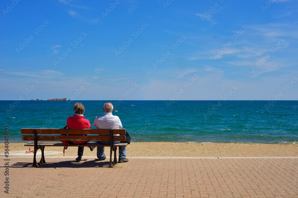 Couple retraités sur un banc, face à la mer à Fréjus (83600), département du Var en  région Provence-Alpes-Côte-d'Azur, France