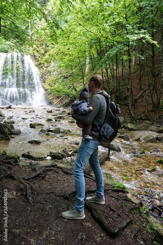 Vater mit Tochter am Wasserfall