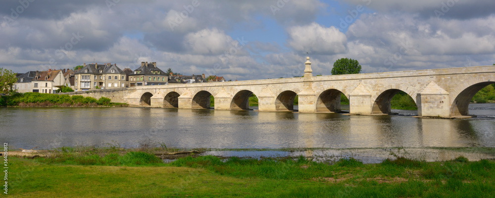 Fototapeta premium Panoramique le pont de loire à la Charité-sur-Loire (58400), Nièvre en Bourgogne-Franche-Comté, France