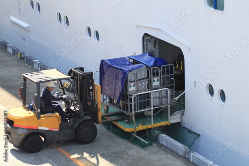 クルーズ船に荷物を積み込むフォークリフト