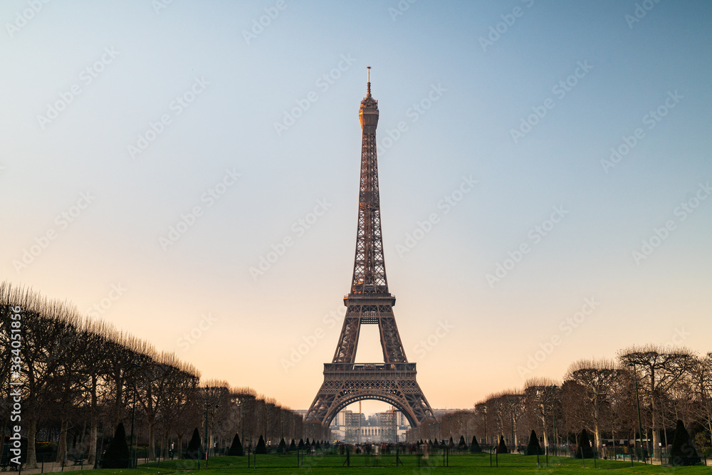 Obraz premium Eiffel Tower in Paris (Sunset)