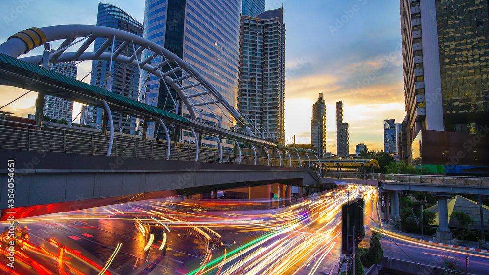 Obraz premium Night time at Chong Nonsi skywalk Bangkok skytrain station in Bangkok, Thailand.