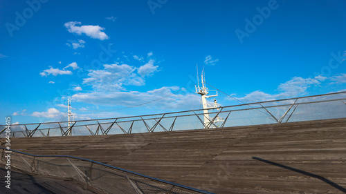 横浜　大桟橋から見える青空とアンテナ