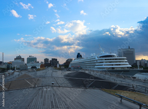 横浜港　クルーズ船と青空