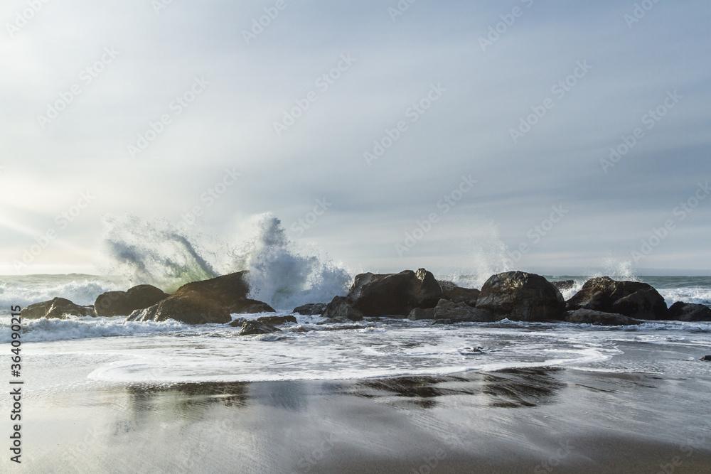 Obraz premium Powerful waves splashing