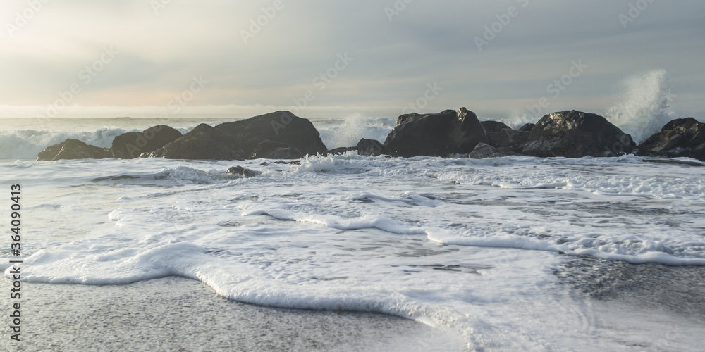 Obraz premium Powerful waves splashing