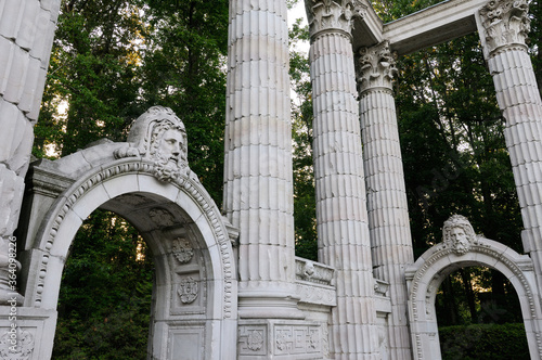 Fotografija Greek Theatre columns and archways in the forest park of Guild Sculpture Gardens