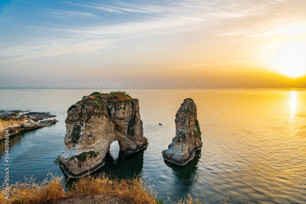 Fototapeta premium Skała gołębi (znana również jako Skała Raouché) w Bejrucie w Libanie