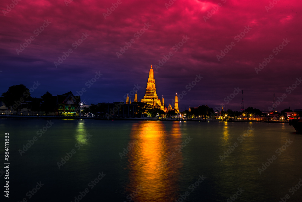 Fototapeta premium Wat Arun Ratchawararam Ratchawaramahawihan The Chao Phraya River, symbolizing the beauty of the world is one of the important landmarks. Beautifully decorated with art and architecture