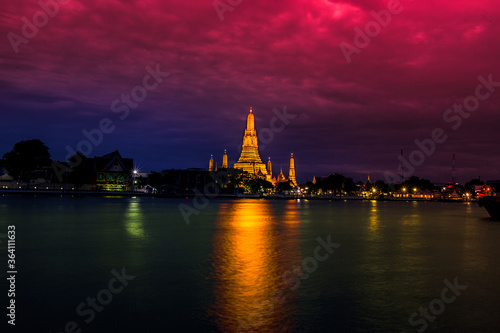 Wat Arun Ratchawararam Ratchawaramahawihan The Chao Phraya River, symbolizing the beauty of the world is one of the important landmarks. Beautifully decorated with art and architecture