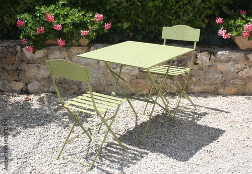 Fotografie mobilier de jardin ,table et chaises en fer vert ,détente dans le jardin