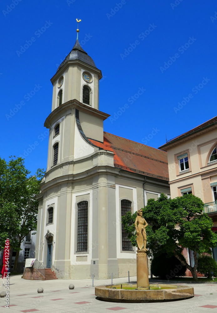 alte Stadtkirche in Bad Wildbad mit Marktbrunnen und Brunnenfigur 