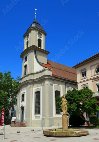 alte Stadtkirche in Bad Wildbad mit Marktbrunnen und Brunnenfigur 